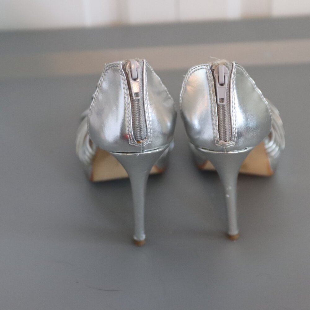 Chinese Laundry Imagine Silver Strappy Heels Size 7.5 Zip Back - Picture 3 of 14